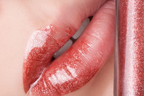 Bronzene Lippen in Großaufnahme. — Stockfoto