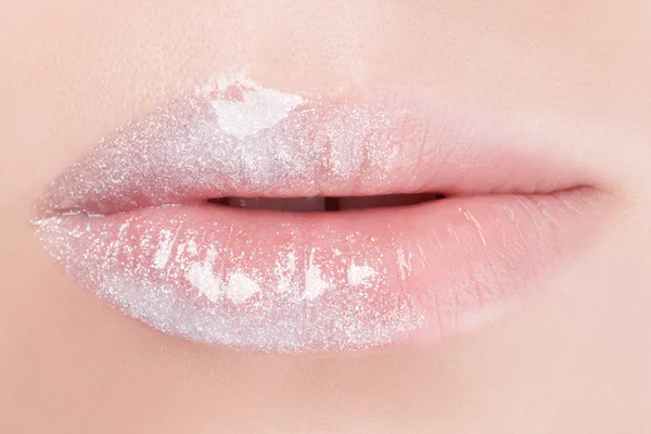 Weiße Lippen in Großaufnahme. — Stockfoto