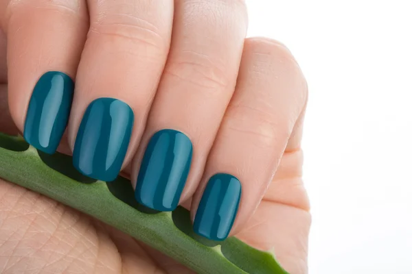Schöne und gepflegte grüne Nägel. — Stockfoto