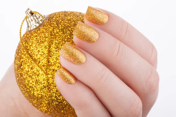 Piękny złoty manicure. — Zdjęcie stockowe