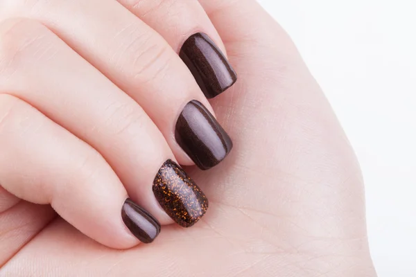 Brown nail polish on the nails. — Stock Photo, Image