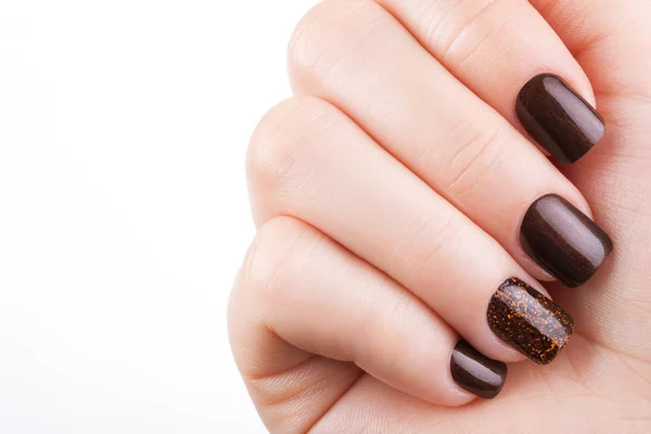 Esmalte de uñas marrón en las uñas . — Foto de Stock