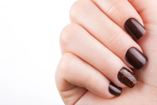 Bruin nagellak op de nagels. — Stockfoto