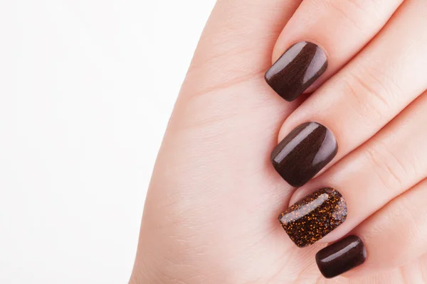 Bruin nagellak op de nagels. — Stockfoto