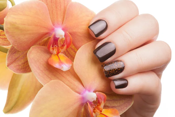 Bruin nagellak op de nagels. — Stockfoto