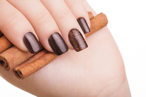 Bruin nagellak op de nagels. — Stockfoto