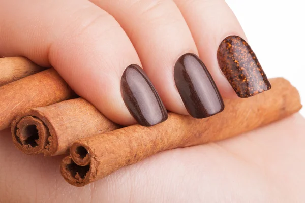Vernis à ongles brun sur les ongles . — Photo