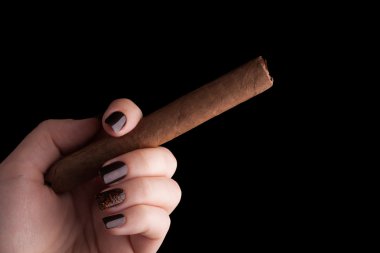 Güzel kahverengi manikür.