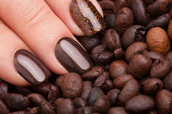 Bruin nagellak op de nagels. — Stockfoto