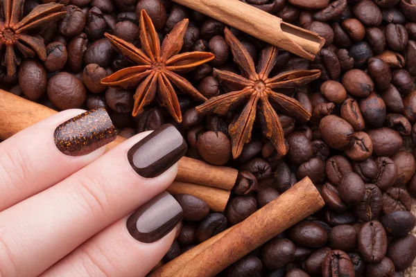 Mooi bruin manicure. — Stockfoto