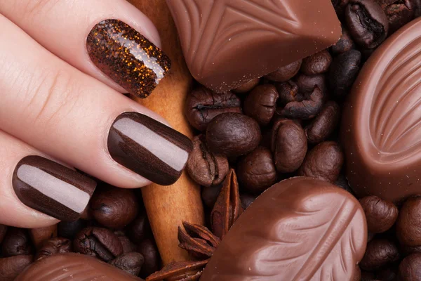 Mooi bruin manicure. — Stockfoto