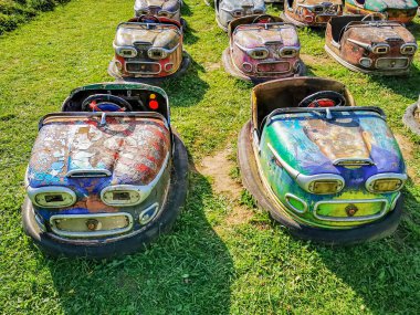 Disparte edilmiş otomobil pisti açık hava sineması için kullanılıyor.