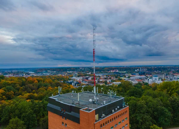 Widok z lotu ptaka anteny sieci komórkowej 4G, 5G na dach w dużym mieście — Zdjęcie stockowe