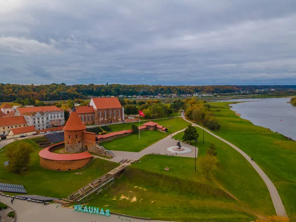 Letecký pohled na hrad Kaunas a staré město — Stock fotografie