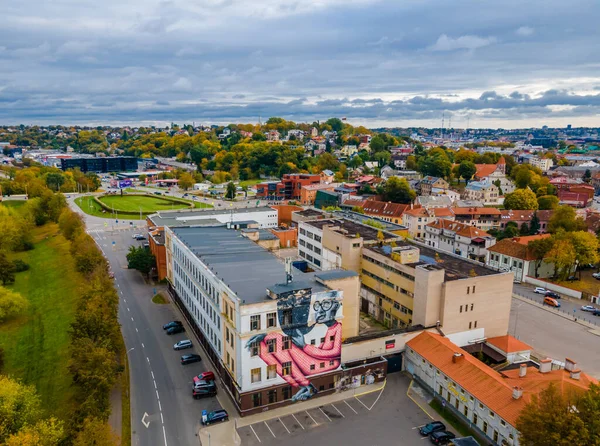 Flygfoto över Kaunas gamla stad och ritning av en gammal man på en Fluxus departement — Stockfoto