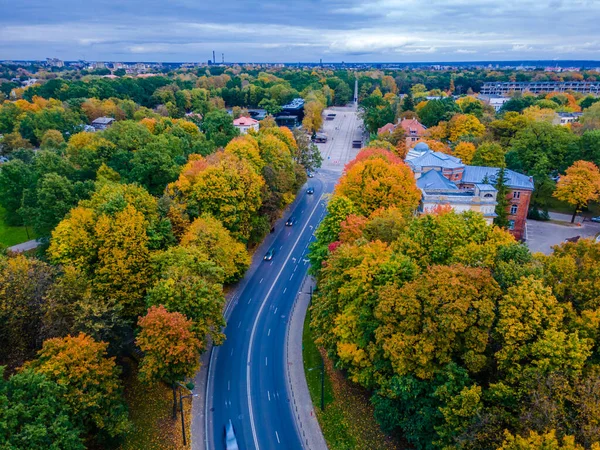 Větrná cesta s dopravou na kopec v Kaunasu — Stock fotografie