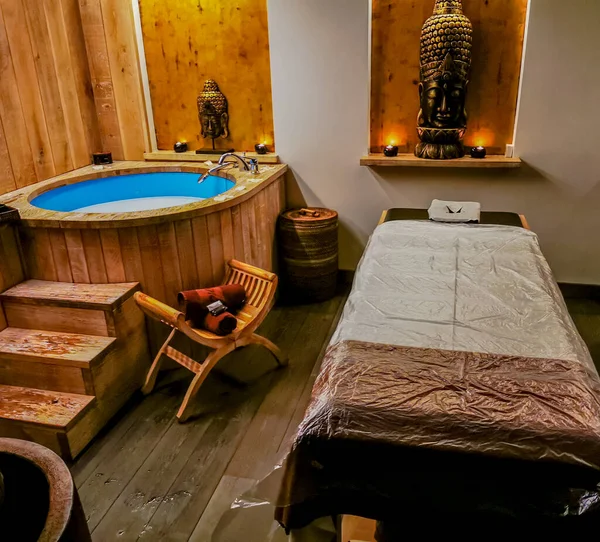 Інтер'єр спа масажного салону зі східним стилем — стокове фото