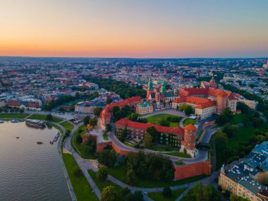 Polonya 'nın Krakow kentindeki Wawel şatosunun hava manzarası