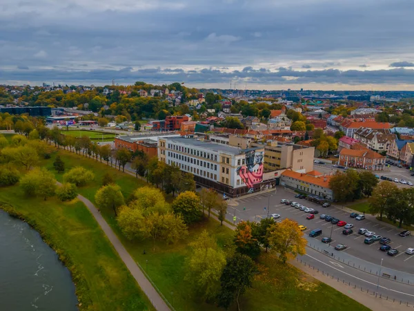 Widok z lotu ptaka na oldtown w Kownie i rysunek starca na duszpasterstwie Fluxusa — Zdjęcie stockowe