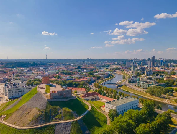 Flygfoto över Vilnius gamla stads tak och Gediminas slott på kullen — Stockfoto