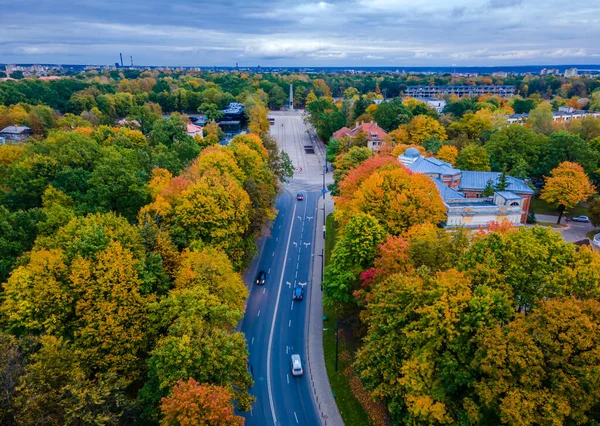 Větrná cesta s dopravou na kopec v Kaunasu — Stock fotografie