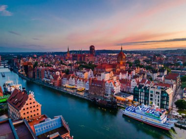 Gdansk 'ın muhteşem eski şehir ve nehirlerinin günbatımı manzarası.