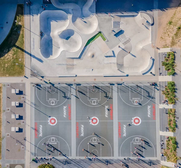 Vista aérea de quadras de basquete e parque de skate na cidade de Vilnius — Fotografia de Stock