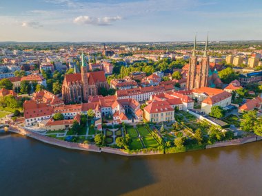 Odra kıyısındaki Wroclaw eski kasabası ve Katedrali 'nin havadan panoramik manzarası