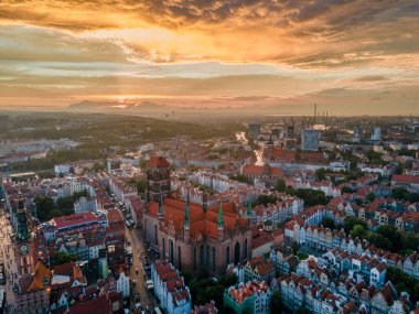 Gdansk 'ın muhteşem eski şehir ve nehirlerinin günbatımı manzarası.