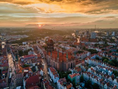 Gdansk 'ın muhteşem eski şehir ve nehirlerinin günbatımı manzarası.