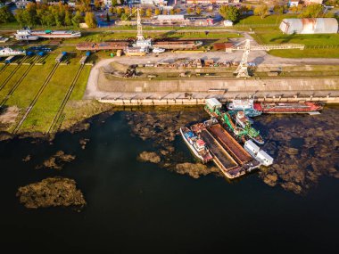 Bir tersane ve tamirhanenin havadan görünüşü