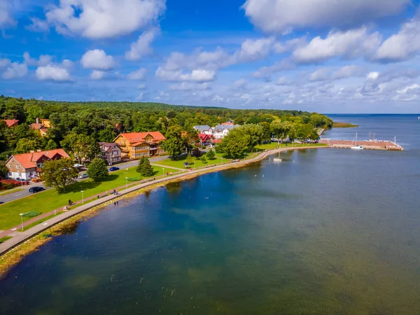 Juodkrante village de pêcheurs dans la flèche de Courlande, Lituanie — Photo