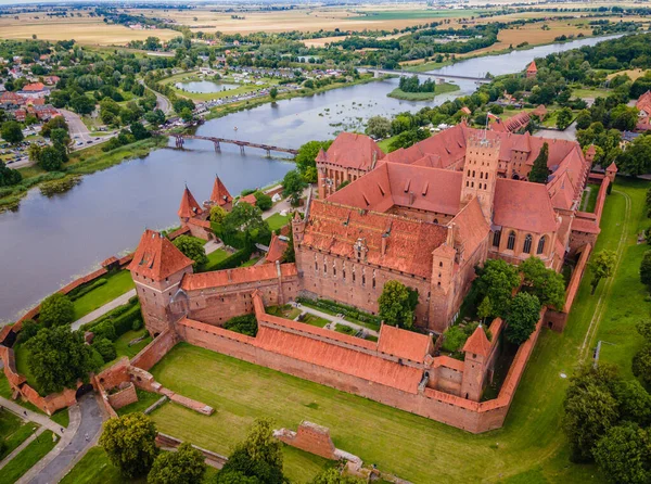 Widok z lotu ptaka na zamek i twierdzę krzyżacką Malborka w Polsce — Zdjęcie stockowe