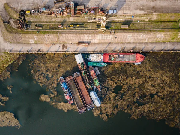 Luchtfoto van een scheepswerf en reparatiewerkplaats — Stockfoto