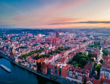 Gdansk 'ın muhteşem eski şehir ve nehirlerinin günbatımı manzarası.