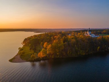 Sonbaharda Litvanya 'nın Kaunas kentindeki Pazaislis Manastırı' nda günbatımını gösteren hava manzarası