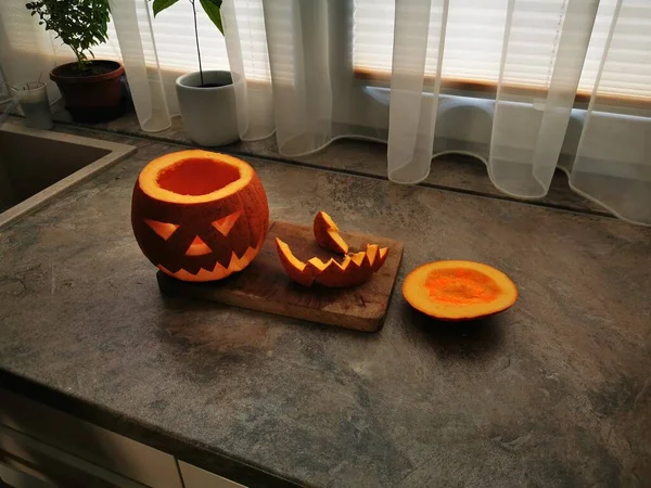 Φρεσκοκομμένη Κολοκύθα Halloween Στο Σπίτι Έτοιμη Βάλει Ένα Κερί Μέσα — Φωτογραφία Αρχείου