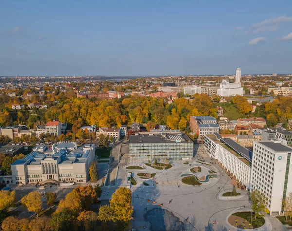 Widok z lotu ptaka świeżo odrestaurowanego Placu Jedności w Kownie — Zdjęcie stockowe