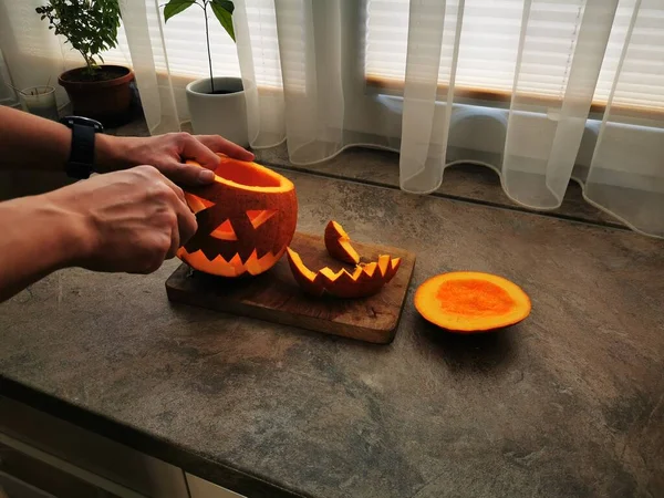 Ein Mann Schneidet Hause Einen Frischen Smiley Halloween Kürbis — Stockfoto