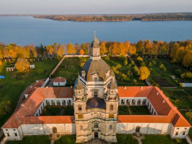 Sonbaharda Litvanya 'nın Kaunas kentindeki Pazaislis Manastırı' nda günbatımını gösteren hava manzarası