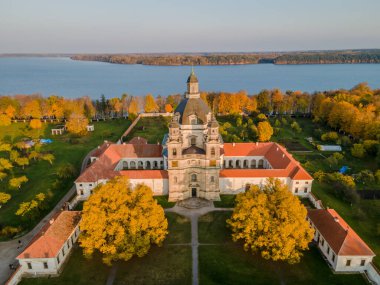 Sonbaharda Litvanya 'nın Kaunas kentindeki Pazaislis Manastırı' nda günbatımını gösteren hava manzarası