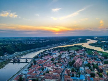 Kaunas şehrinin havadan görünüşü, eski kasaba ve belediye binası meydanı olan katedral. İki nehrin birleştiği yerde.