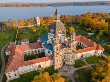 Sonbaharda Litvanya 'nın Kaunas kentindeki Pazaislis Manastırı' nda günbatımını gösteren hava manzarası