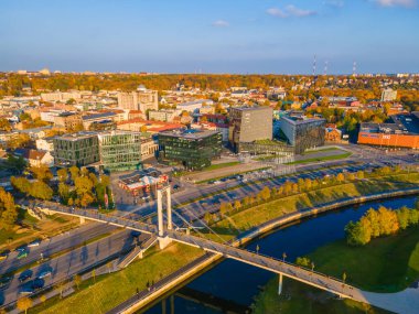 Kaunas / Litvanya - 09: 30: 2020: Nemunas Nehri kıyısında bir gökdelen ve modern ofis binaları bulunan Yeni Kaunas şehir merkezi