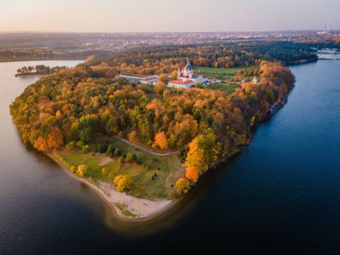 Sonbaharda Litvanya 'nın Kaunas kentindeki Pazaislis Manastırı' nda günbatımını gösteren hava manzarası