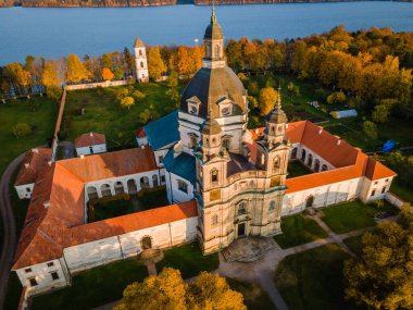 Sonbaharda Litvanya 'nın Kaunas kentindeki Pazaislis Manastırı' nda günbatımını gösteren hava manzarası