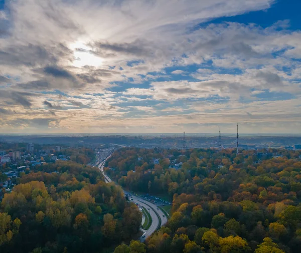 Silniční Ohyb Podzim Padající Zlaté Stromy Pozadí Panorama Města Horizontu — Stock fotografie