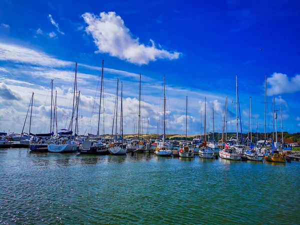 Litvanya 'daki Nida tatil köyünde yat marinası ve mavi gökyüzü ve berrak kristal su.
