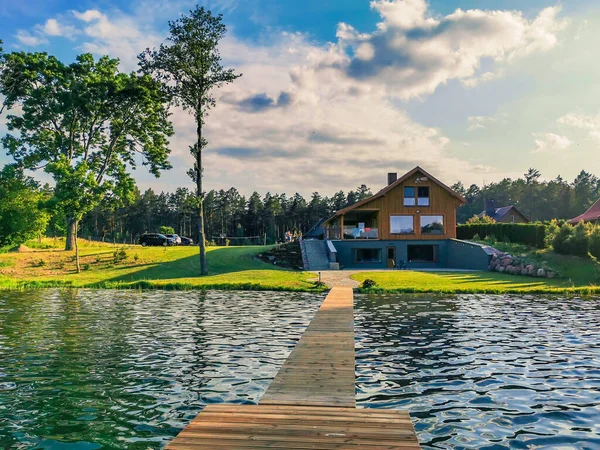 立陶宛 德鲁斯金卡伊 2020 阳光明媚的日子里 从湖边一幢夏季别墅的人行桥上看风景 — 图库照片
