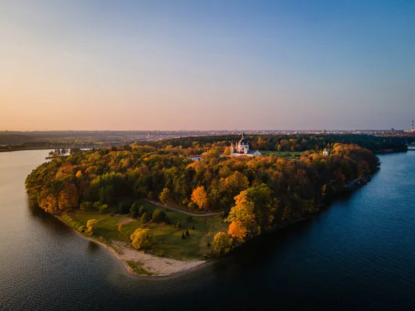 Sonbaharda Litvanya 'nın Kaunas kentindeki Pazaislis Manastırı' nda günbatımını gösteren hava manzarası